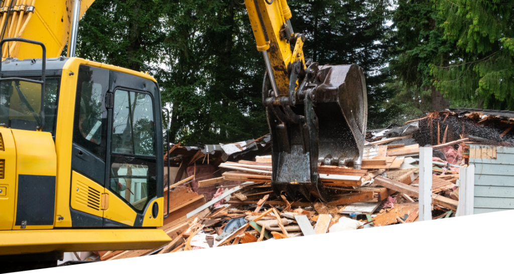 鹿屋市での安全な家屋解体工事。重機を用いた白坂建設の構造物撤去と廃棄物処理