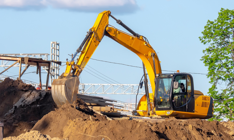 鹿屋市の建設現場で作業を行う白坂建設の油圧ショベル。地域に根ざし未来を支える施工風景