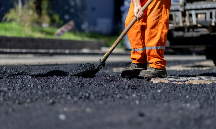 道路の舗装工事を行うスタッフ。丁寧な技術で行う白坂建設の舗装施工