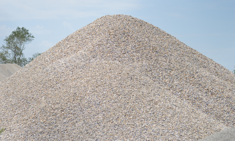 建築資材として販売している高品質な白砂の山。白坂建設の資材供給事業
