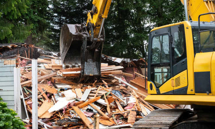 老朽化した建物の解体工事現場。鹿屋市での安心・安全な家屋解体